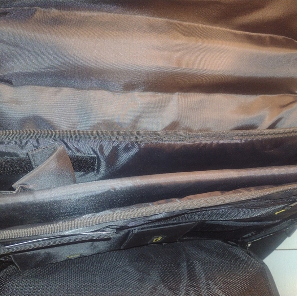 Targus Messenger Bag. Many Pockets. (Very Little Use). - Picture 4 of 8